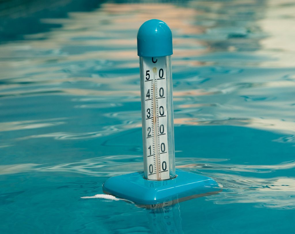 thermomètre dans la piscine